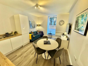 Two Bedroom Apartment - Heart of Bournemouth - Free Parking - Sleeps 6 - Close to Town and Beach